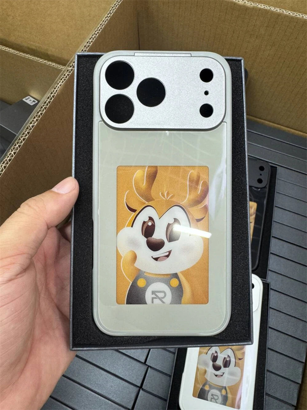 Smart E-Ink NFC Phone Case (iPhone 17 Pro Max) – Wireless Mirroring, No Battery